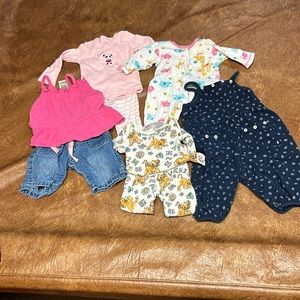A bucket full of some newborn and 0-3 month girls clothing! (30/45 outfits)